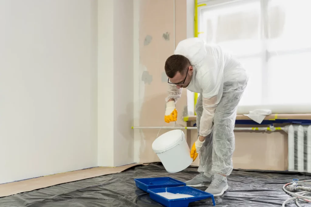 Pot de peinture avec un peintre en baptiment