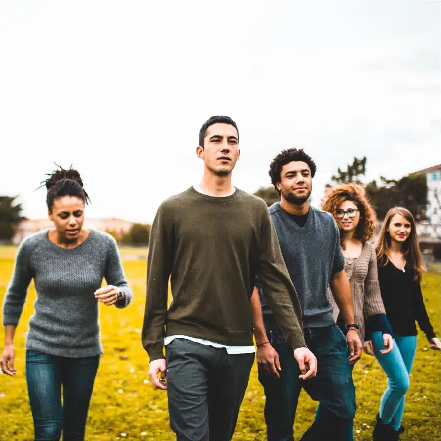 groupe de jeunes marchant dans un parc mfr rhone 1