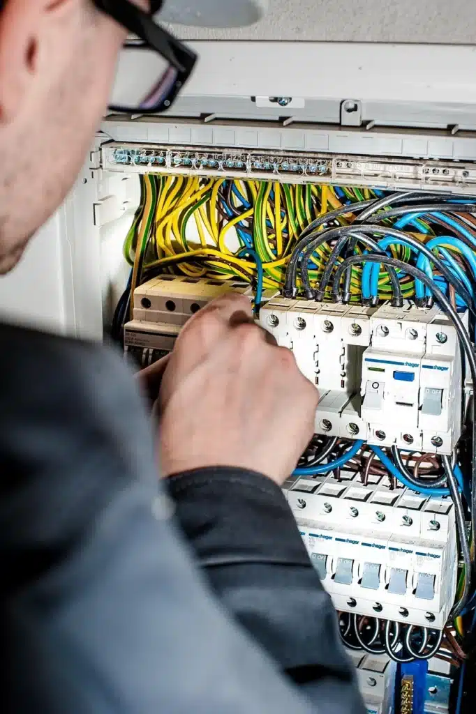 mfr rhone electricien travaillant sur un tableau electrique